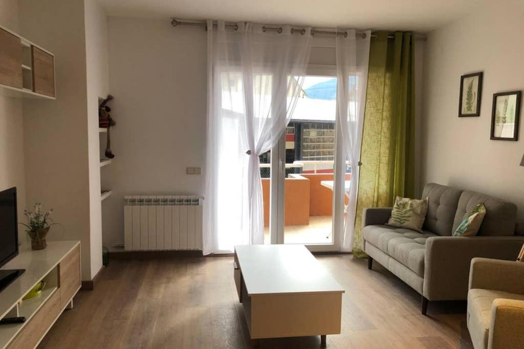 Luminoso Y Acogedor Alojamiento En Sort Apartamento Exterior foto